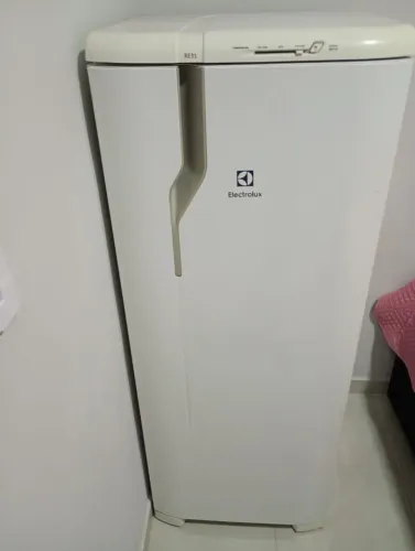 Vendo geladeira Electrolux 240 litros