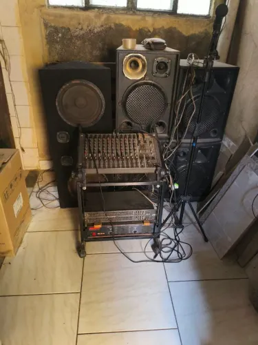 Aparelho de som, com amplificador, mesa de som e equalizador