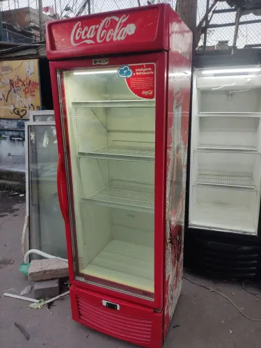 Expositora da Coca-Cola gelando muito!!!!