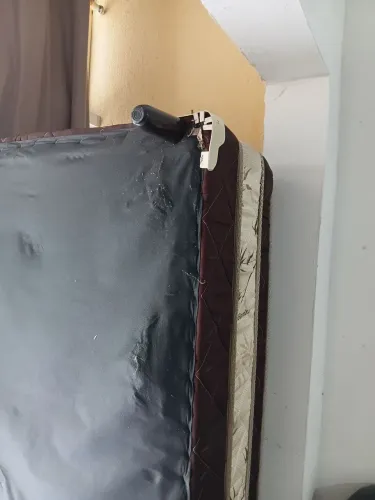 Cama de solteiro, mas dorme duas pessoas ,pois é bem espaçosa