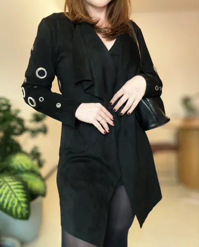 Cardigan M Suede Preto Alongado com Ihós de Metal na Manga