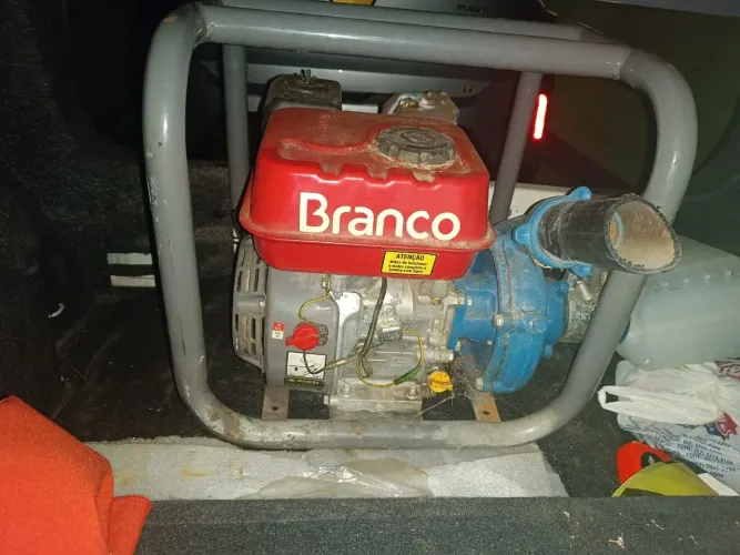 Vendo motor bomba 6.5 branco a gasolina