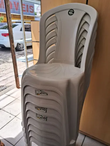 Cadeira plastica resistente até 180 k