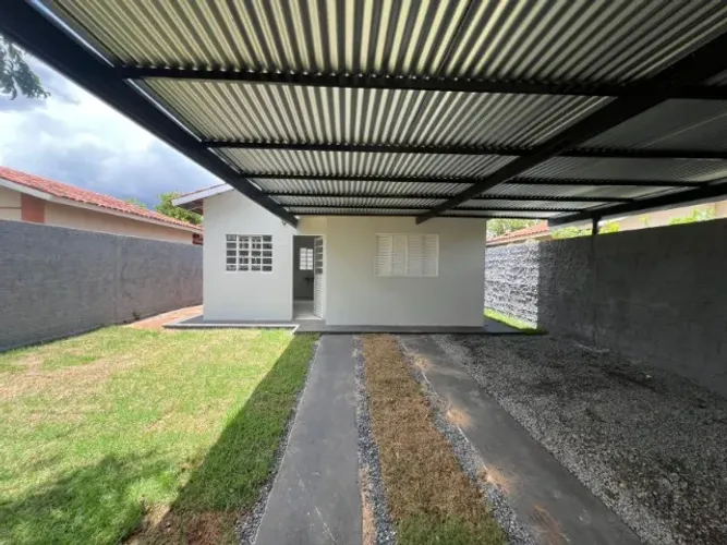 Casa com 2 qts 70m2 área 200m2 terreno valor 190.000 entrada R$ 6.000,00, Vitoria Régia em