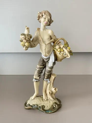 Estátua em resina italiana menino com frutas