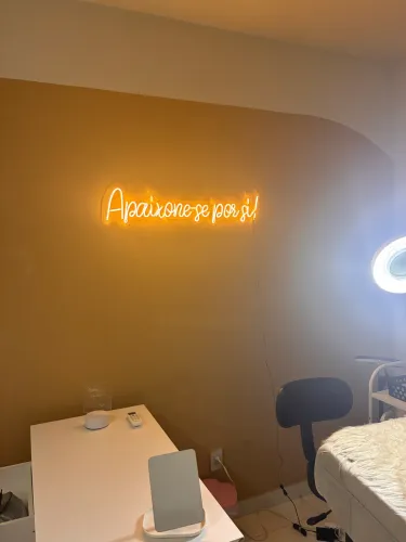 Maca, escada , mocho, carinho auxiliar, frase de parede e lupa led 