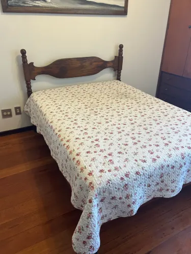 CAMA DE CASAL MADEIRA MACIÇA (SEM COLCHÃO)