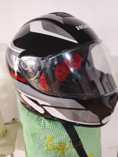 Vendo capacete Honda, nunca usado, valor 250,00.