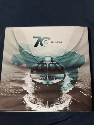 Livro comemoração aos 70 anos das embarcação naval.