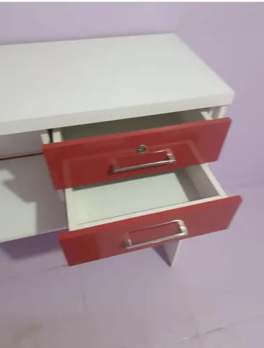 Desapego de um balcão e um manequim feminino