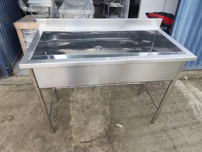 Tanque inox 0,90×0,60×0,90 (tampo 20#, pés 1½?) 