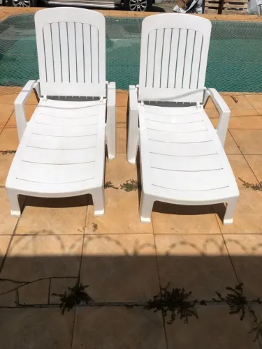 Duas cadeiras pra piscina grosfillex 