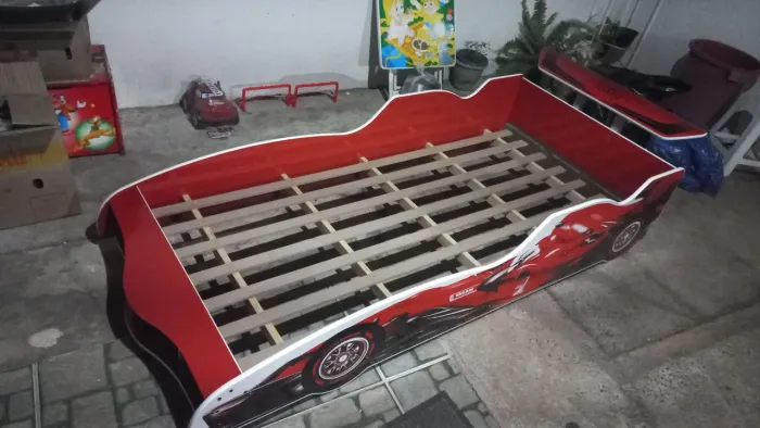 Cama modelo de carro para menino