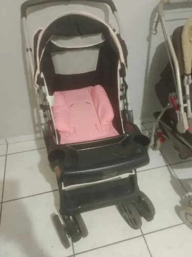 Carrinho de bebe rosa e preto