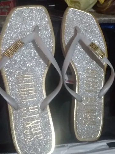 Chinelo feminino com gliter prata 