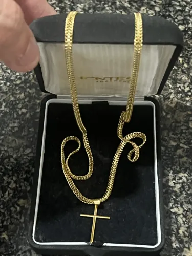 Linda corrente modelo lacraia com pingente cruz banhada a ouro 18k