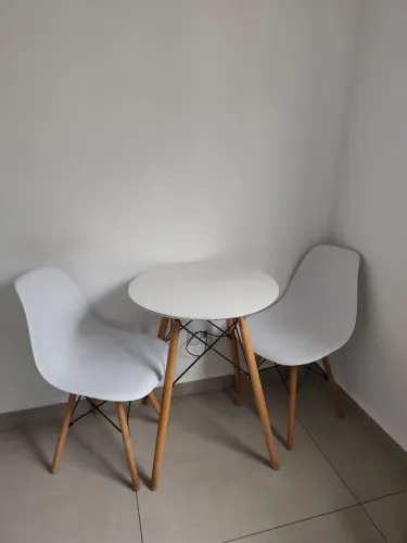 Conjunto Mesa Charles Eames Wood 60cm + 2 cadeiras