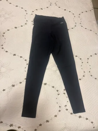 Legging LIVE tamanho P na cor azul marinho , cos alto . 
