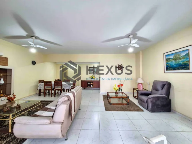 Apartamento com varanda e vista mar na beira mar da Praia das Pitangueiras, Guaruja