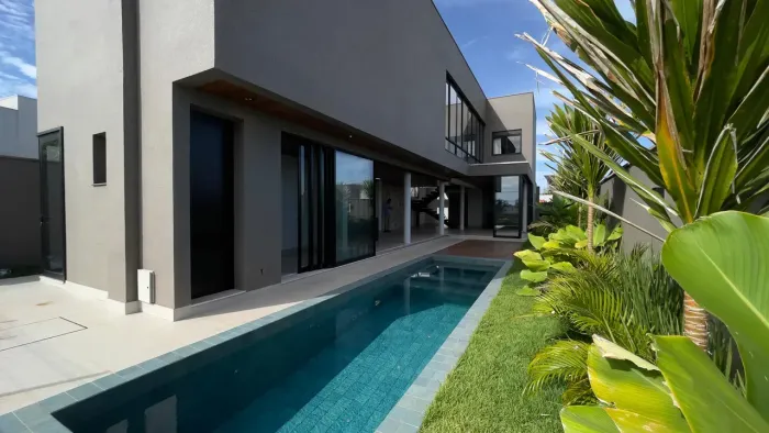 Linda casa com 277 m² de construção e 3 suítes no Condomínio Tamboré