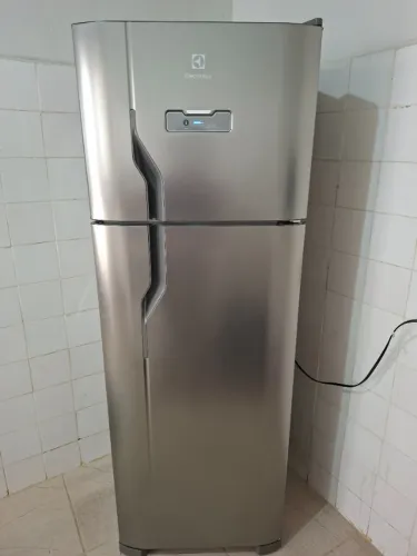 Geladeira Frost Free Electrolux 310L 127V 1 ano de uso. Única dona