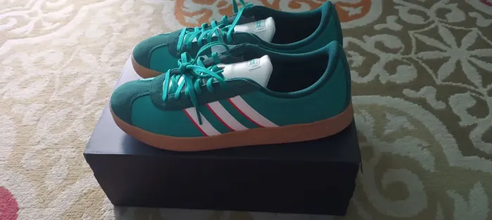 PAR DE TÊNIS MASCULINO MODELO ADIDAS TAMANHO 40.