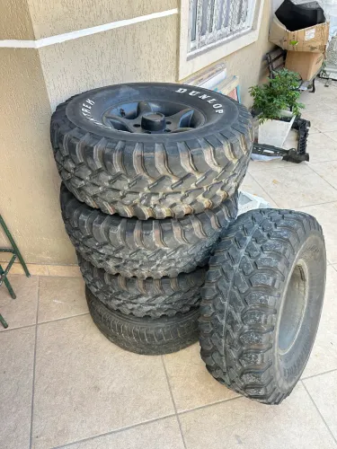 Jogo de rodas Offroad 5x139 R15 com pneus 33x12.5 R15