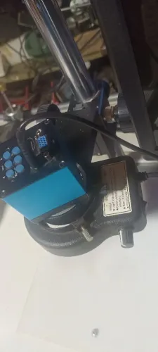 Microscópio de bancada com monitor pego celular em parte de pagamento..