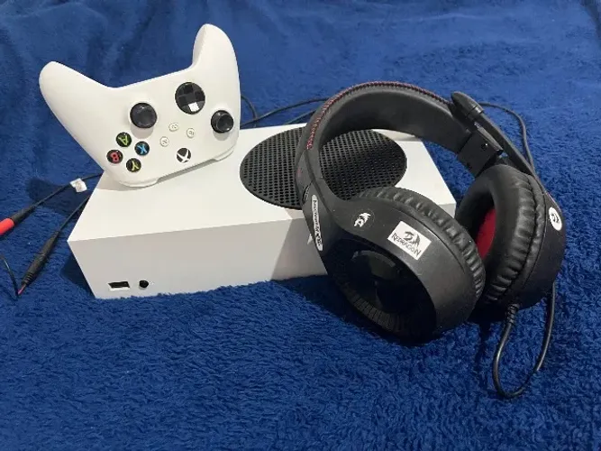 Vendo xbox series S com controle original,pilhas recarregáveis e fone de ouvido game