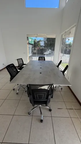 Vendo mesa de reunião com cadeiras