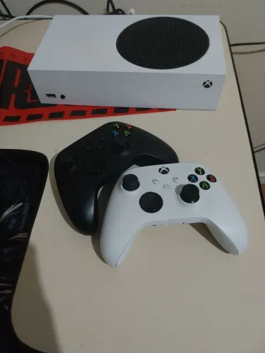 Xbox series S com dois controles