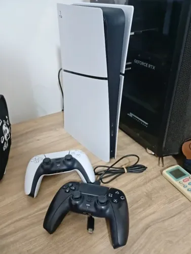 Playstation 5 slim com dois controles