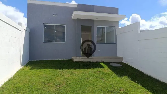 Casa linear composta por 2 quartos, sala, cozinha e banheiro. Possui 01 vaga de garagem e