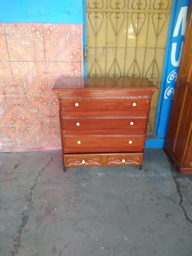 Cômoda de madeira