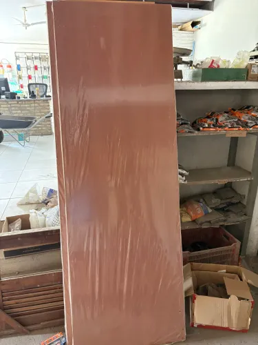 Porta laminada mogno 2,1x0,70 nova, a preço de custo e sem entrega.