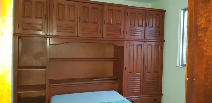 Guarda-Roupa de Madeira Maciça com Cama de Casal Integrada