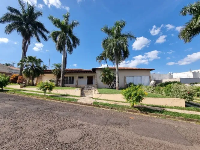 Mansão de Alto Padrão com Vista para o Lago e Perfil Misto (Comercial/Residencial)