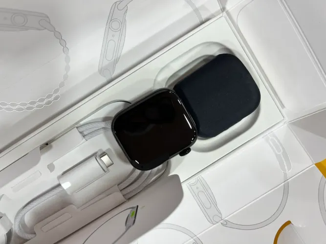 Apple Watch Series 11 42mm Jet Black na caixa