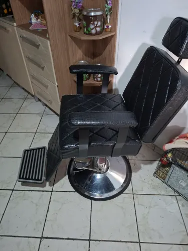 Vendo cadeira de barbeiro nova em perfeito, estado ideal pra barbearia ou uso prof