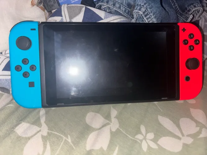 VENDO NINTENDO SWITCH COM 32 GIGA + um micro sd 64, não acompanha carregador 