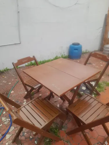 Vendo mesas de madeira com 4 cadeiras em perfeito estado
