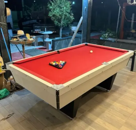 Mesa de Sinuca com Fichas e Chave