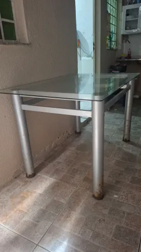 Vendo mesa com tampo de vidro com avarias