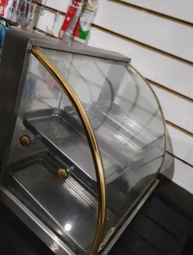 Vendo vitrine de salgados em perfeitas condições de uso valor 400 reais