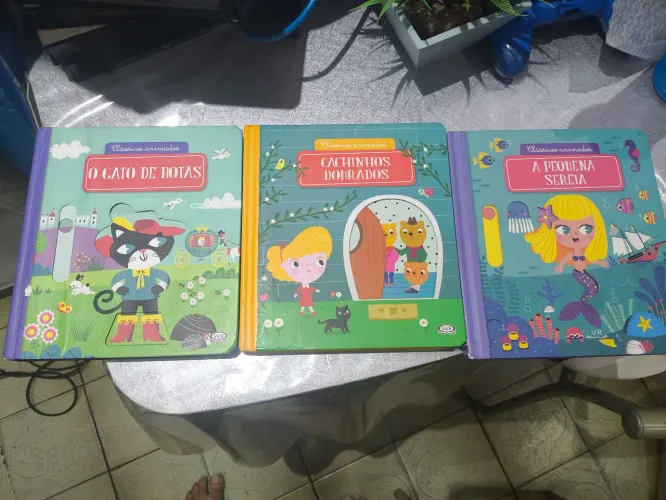 Livros infantil gato de botas cachinhos dourados e A pequena sereia