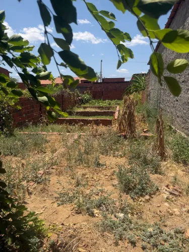 Terreno murado com construção em Canindé 