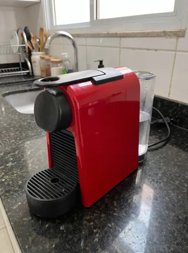 Cafeteria Nespresso Essenza mini vermelha