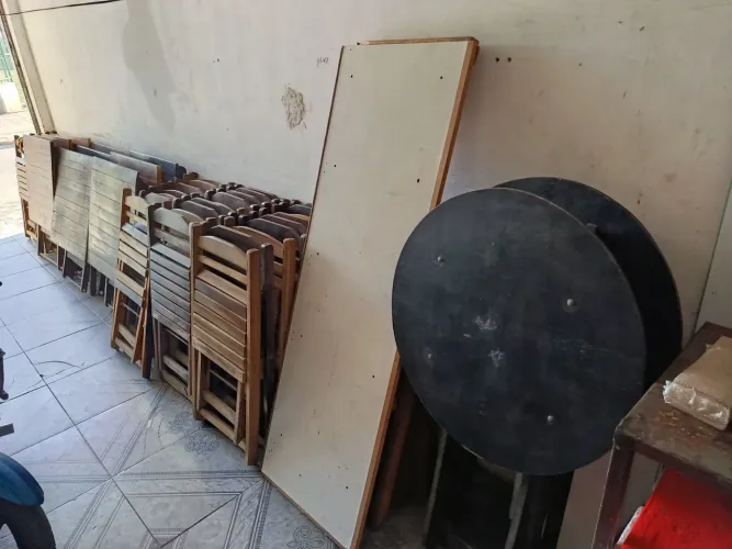 Vendo freezer e jogo de mesa e cadeiras