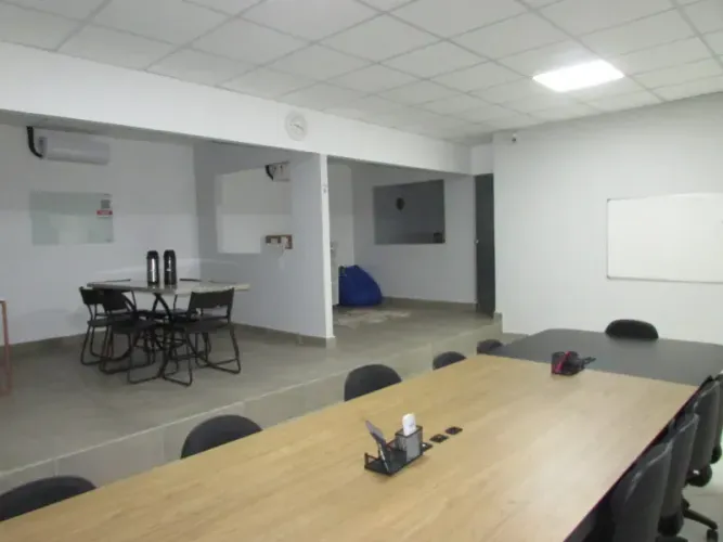 SALAS EM PRADIO COMERCIAL