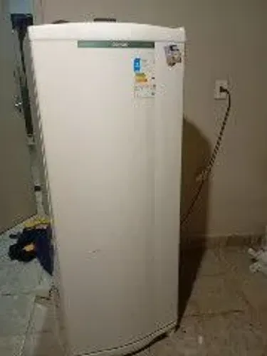 Vende-se geladeira semi nova